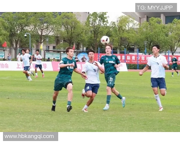 青春足球明星帅照展现运动魅力与青春活力的完美结合